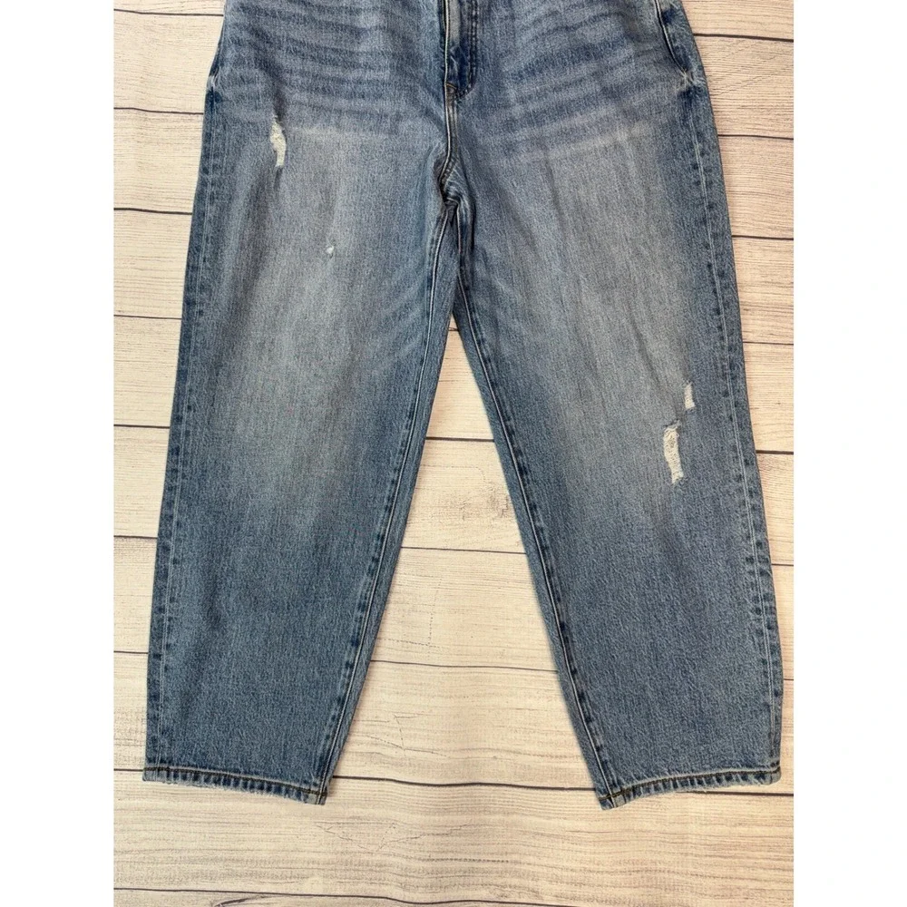 Evereve High Rise Barrel Jeans Medium Wash‎ Distressed Relaxed Curved Leg Blue